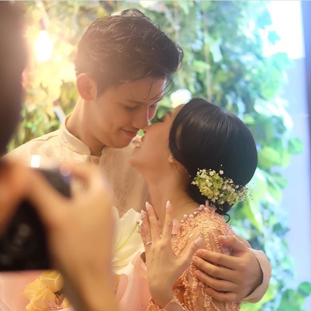 omdoseru's tweet photo. Akhirnyaa mereka bakalan kawin! *langsung play Nobody Else But You* @rinni_w @jevinjulian 🤵🏻💐👰🏻 https://t.co/sMCpC4RQF4