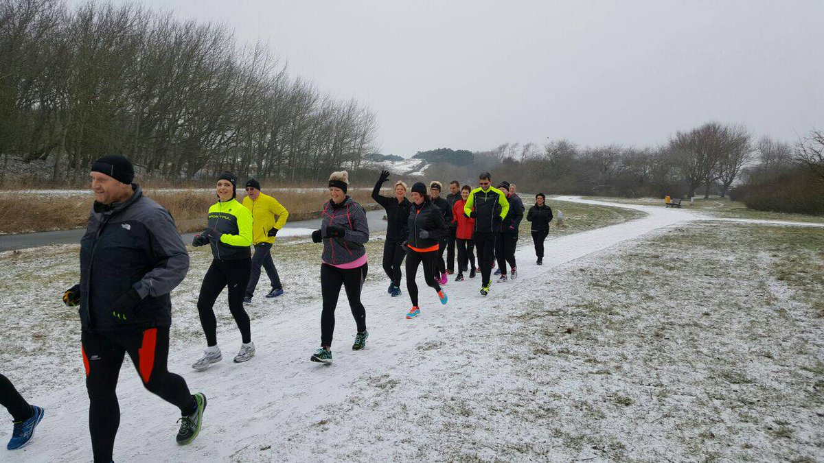 AVRijnsoever's tweet photo. Bikkels, die cursisten van de cursus 'Hardlopen voor beginners'! #sneeuw #hardlopen #bewegen #Katwijk #HollandsDuin https://t.co/mvwPnzg7FW
