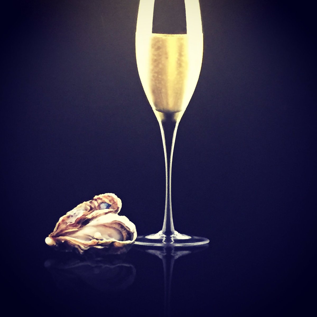 'If music be the food of love, play on' <a href="/ShipOnTheShore/">Ship on the Shore</a> <a href="/LouisRoederer_/">Louis Roederer</a> #champagne #oysters #love #Shakespeare #Valentinesweekend