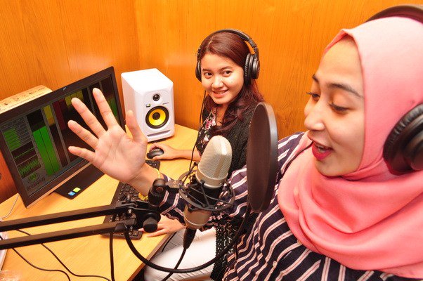 CFM Radio Laboratory Pictorial Profile zakarialantangs.wordpress.com/2017/02/11/cfm…