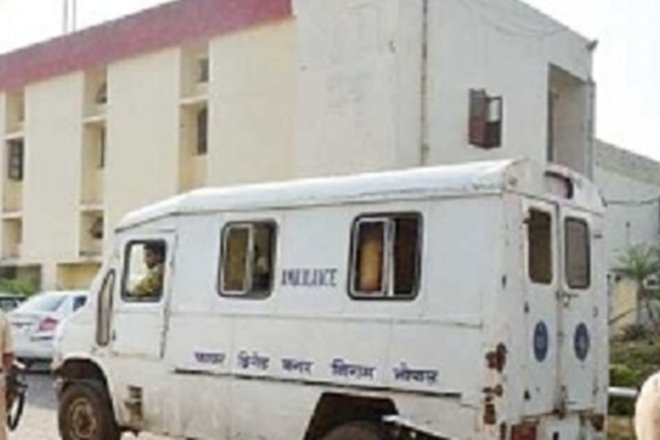 FinancialXpress's tweet photo. #MadhyaPradesh: #SIMIterrorist arrested by #ATS https://t.co/DCMnf2DEts https://t.co/5iVUK6n75O