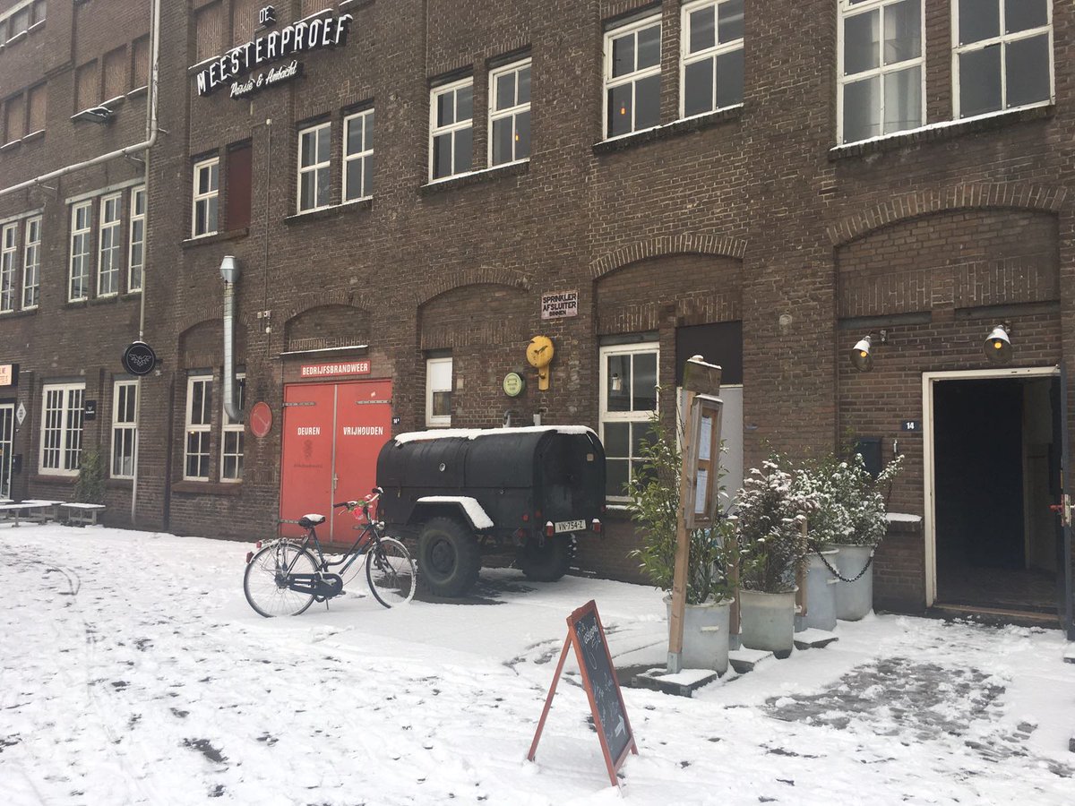 Geniet van de sneeuw met een winterse wandeling naar het Honigcomplex. Wij staan voor je klaar met warme choco, tot zo!