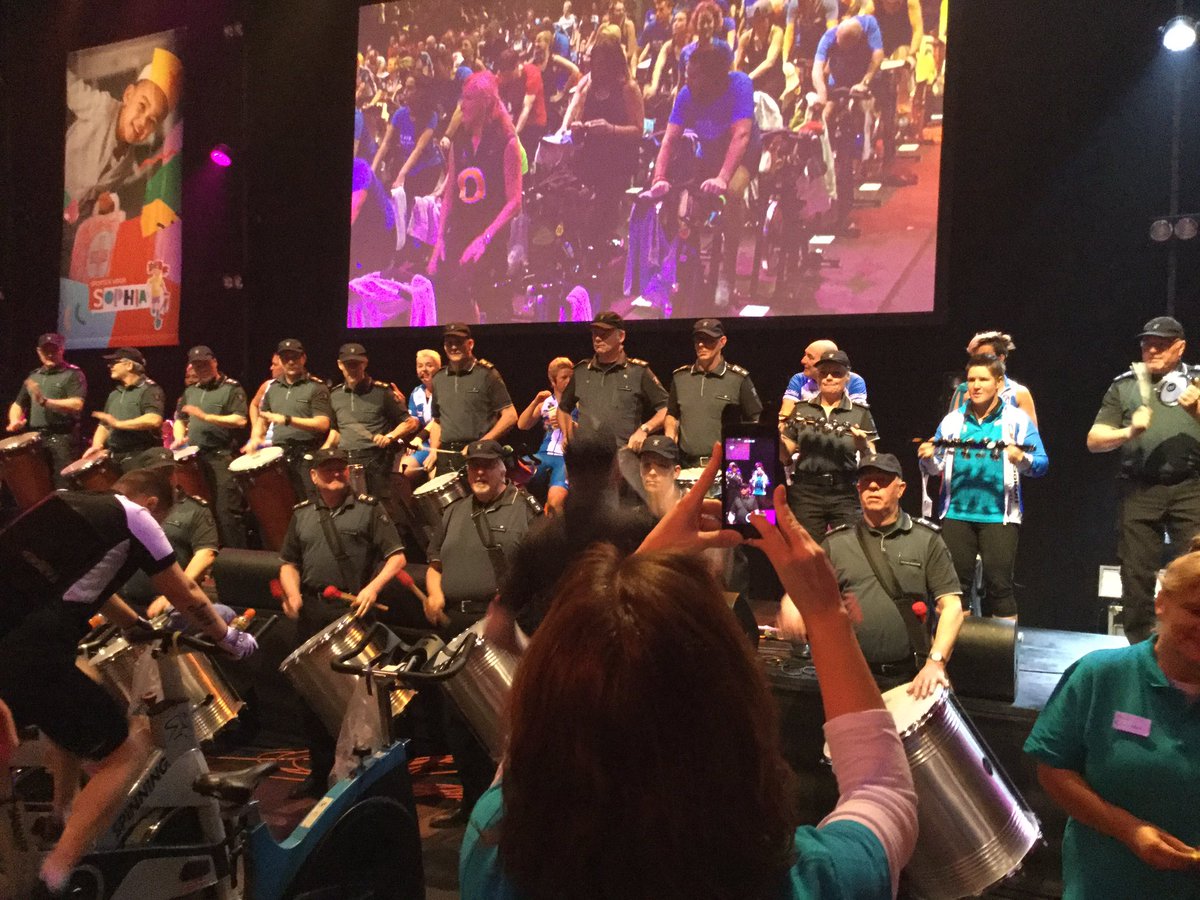 fredkoops's tweet image. Naast de Sambaband van de douane is ook de politie Rdam ruim vertegenwoordigd