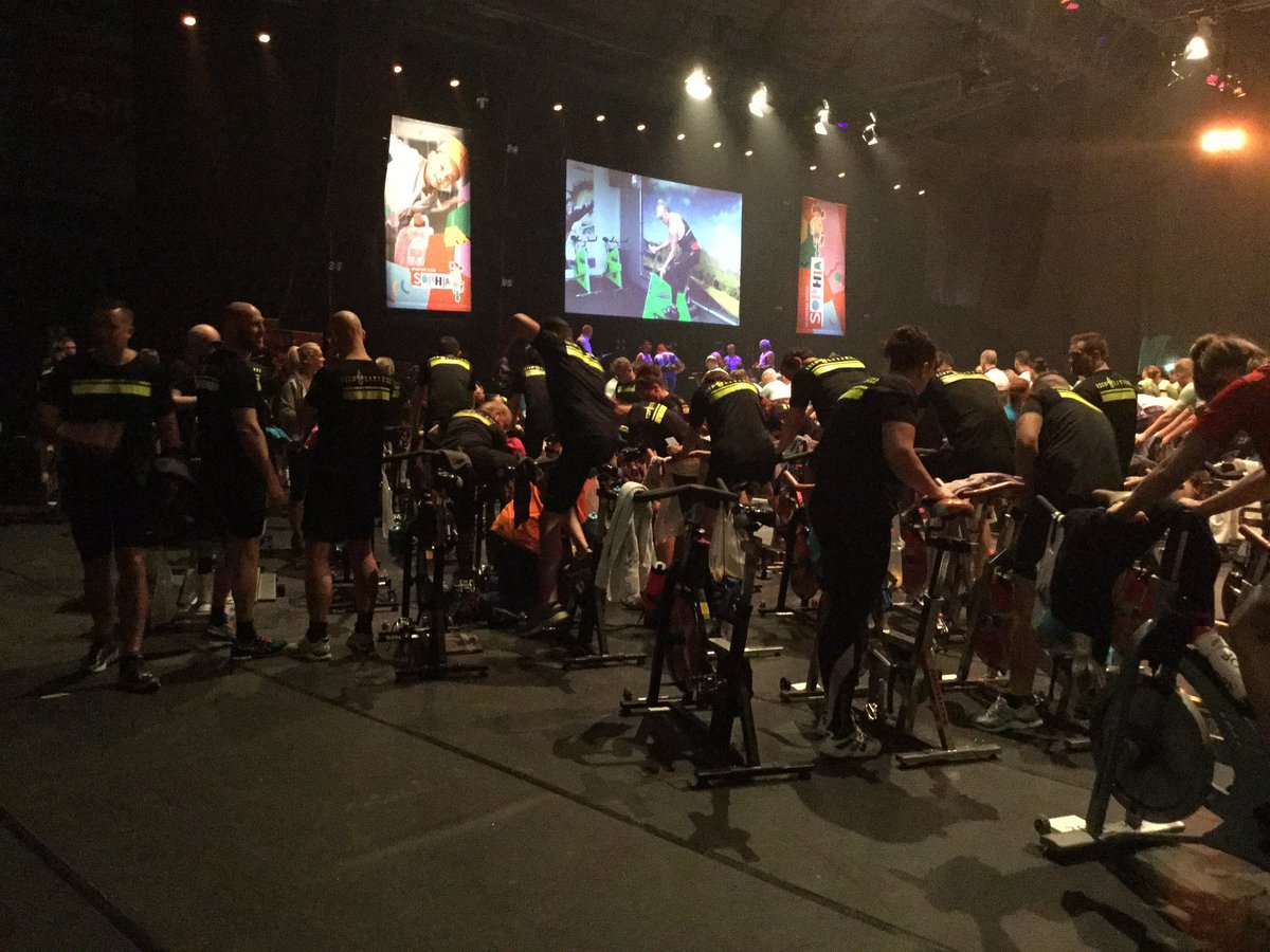 fredkoops's tweet image. Naast de Sambaband van de douane is ook de politie Rdam ruim vertegenwoordigd