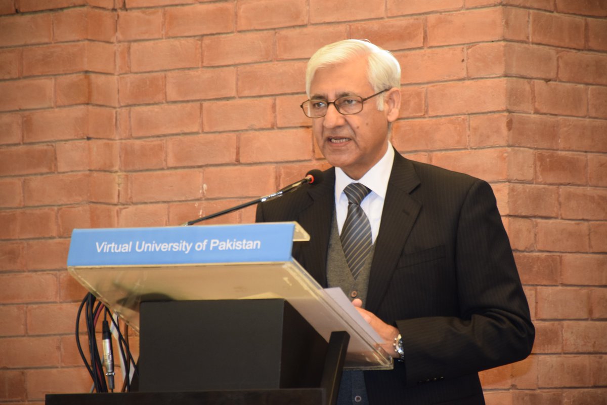 VUPakistan's tweet photo. Dr. Naveed A Malik addressing at @VUPakistan PM’s Laptop Distribution Ceremony.
Details: https://t.co/Pp0MvwpE08
#VirtualUniversity #PMNLS https://t.co/rXpVKOq3ns