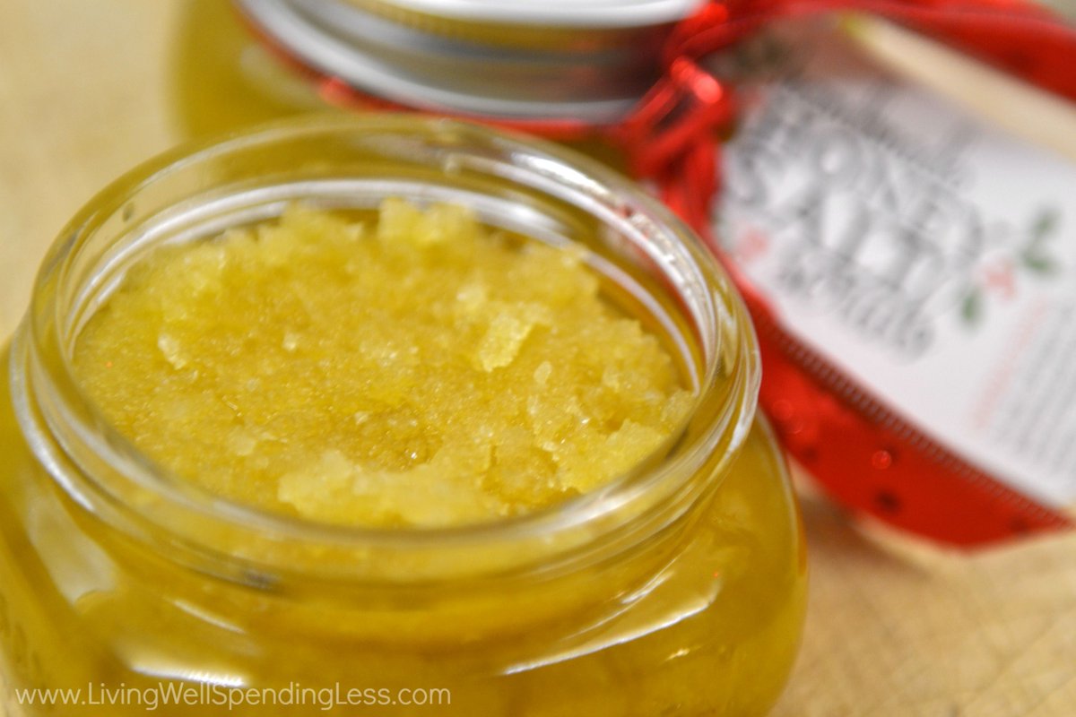 Handmade Honey Salt Scrub | Printable Labels | Gift Ideas buff.ly/2jvmF9Z #natural #beauty #essentialoils #recipes