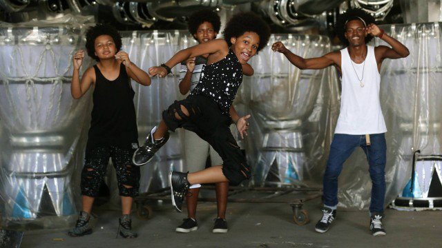 Jovens vão reviver na Sapucaí grupo musical que revelou Michael Jackson: glo.bo/2ke6KNI