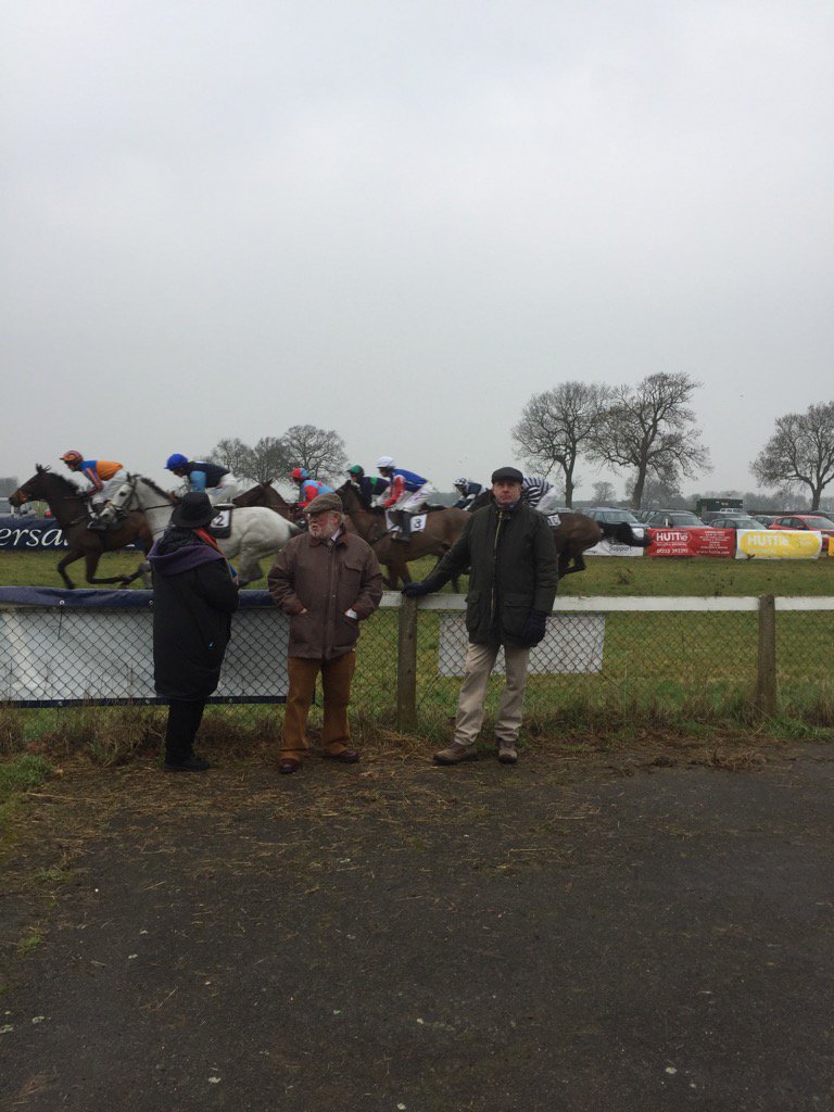 fsbbedcambhert's tweet photo. What a great day out at the races #cottenhamraces with @MALCOLMLYONS50 @IMMIX_assist #fsbCambs https://t.co/MuHAwN0BzB