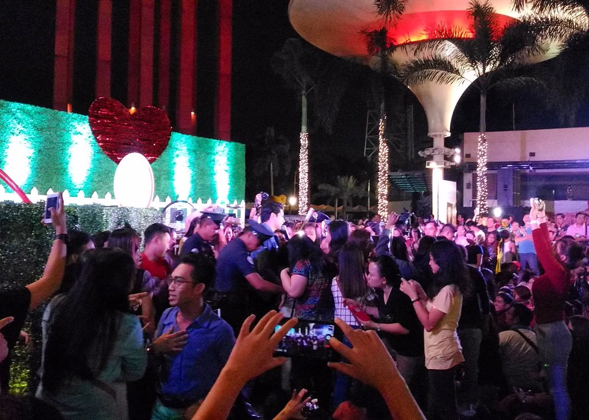 Michael Diamse rocks ETON Centris! #CentrisVday2017 #ETONCentrisPH