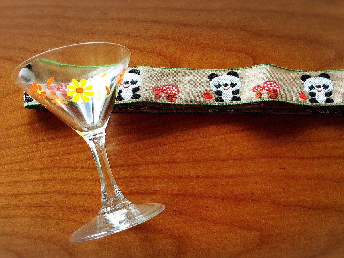 雑貨奥様 Auf Twitter 三重県の津市の古道具と手芸小物の 水谷道具店 さんで買った 花柄グラスとチロリアンテープ チロリアンテープはパンダとキノコのラブリーな組み合わせです 津市 手芸店 古道具 昭和レトロ チロリアンテープ