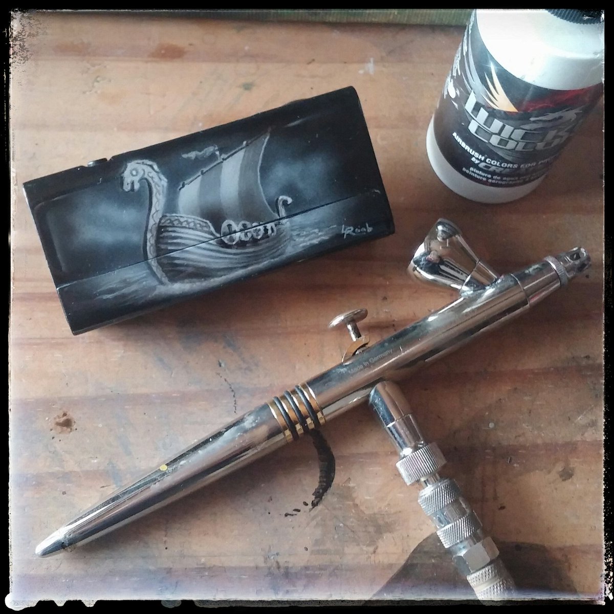drachenpunzel's tweet photo. Kleine Airbrusharbeit. Klarlack ist nun auch drauf. #airbrush #wickedcolors #createxcolors #vikings https://t.co/4KGds6pbLY