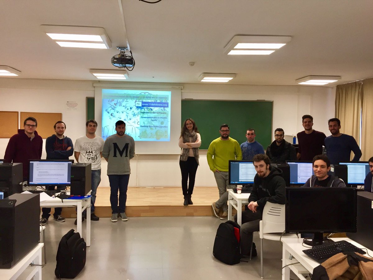 Por más mujeres en carreras de ciencia. ¡Cambiemos las cifras! Foto con mis alumnos en clase de Ingeniería del Software! #MujeryCiencia