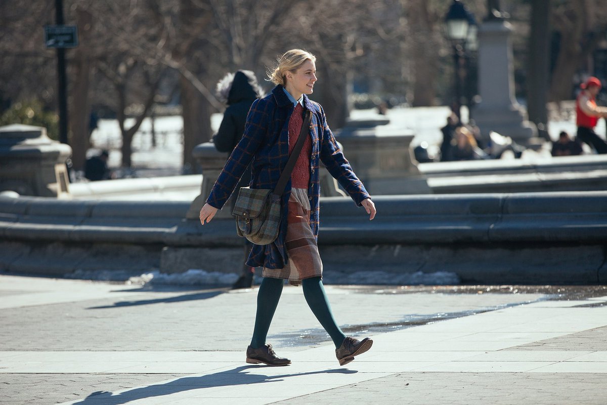<매기스 플랜> 그레타 거윅이 영화에서 입고 나온 체크 코트가 예쁘고 잘 어울렸다.Translate post