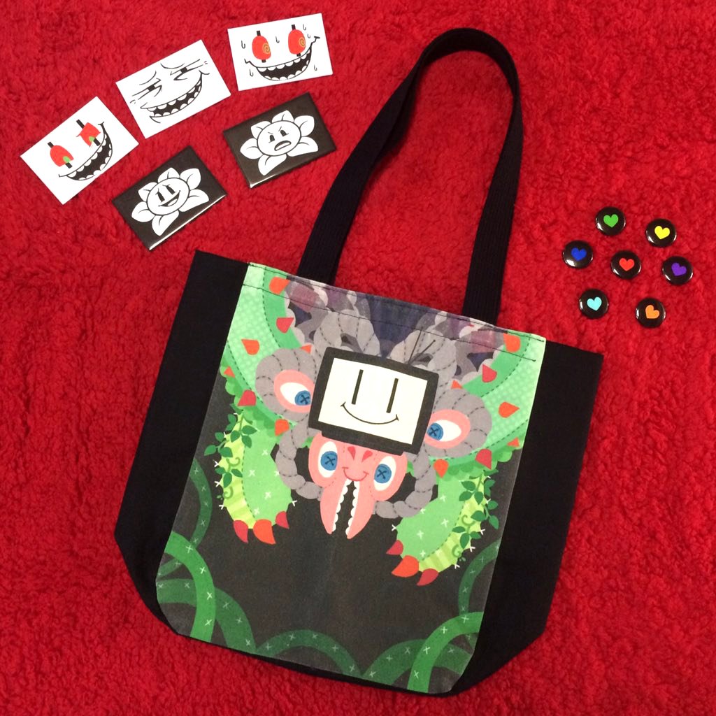 オメガフラウィーのトートバッグと、顔型缶バッジ出来ました