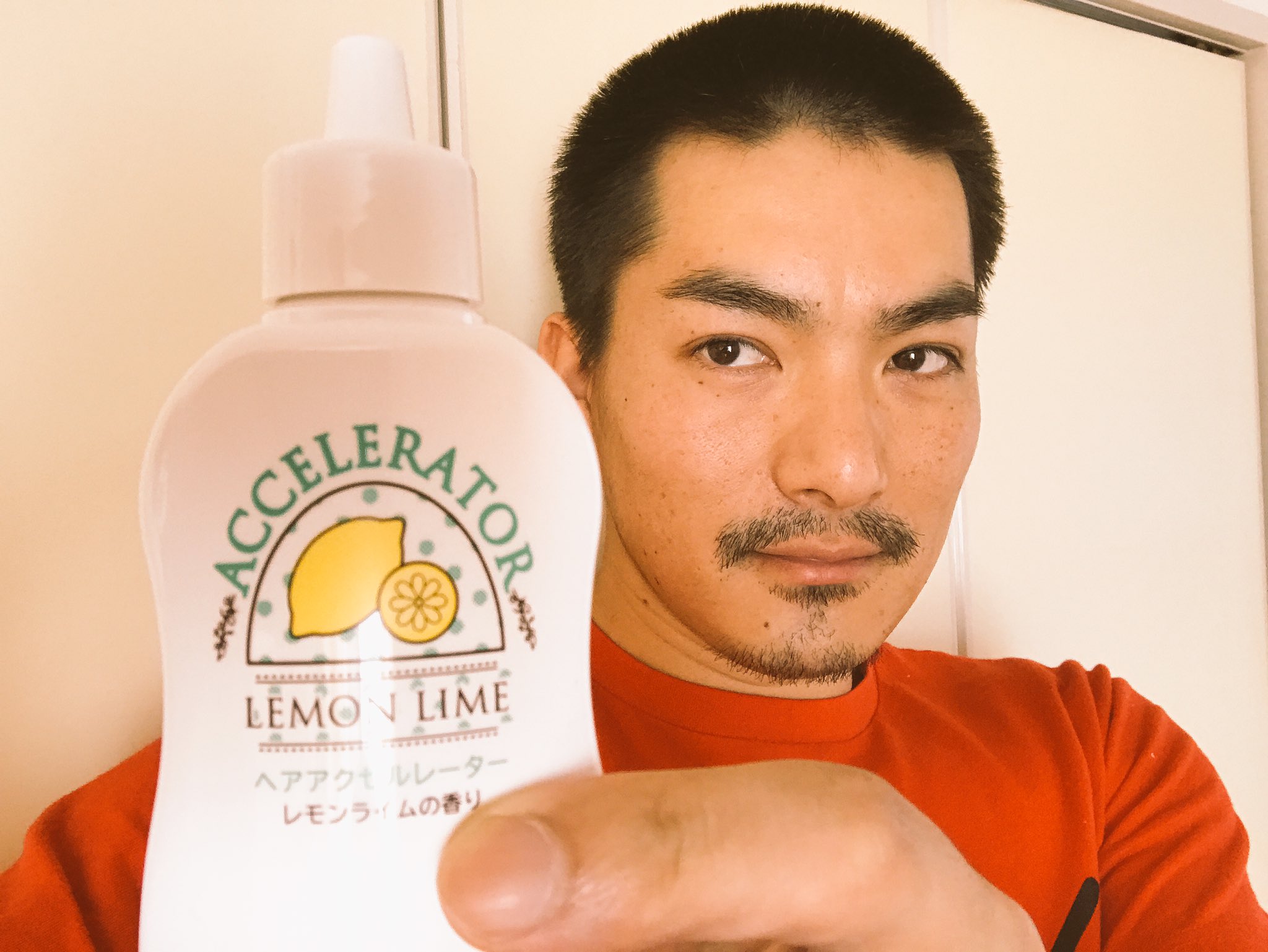 脇崎 智史 髪の毛が早く伸びる でgoogle検索 Amazonで注文 送料無料で届く 取り扱い説明書を読んでる途中で眼の疲れが否定出来なくなってきた処でさっそく頭皮にお見舞いする 伸びろ伸びろ と声に出しながら揉み込む コレを始めて3日目 髭伸びた