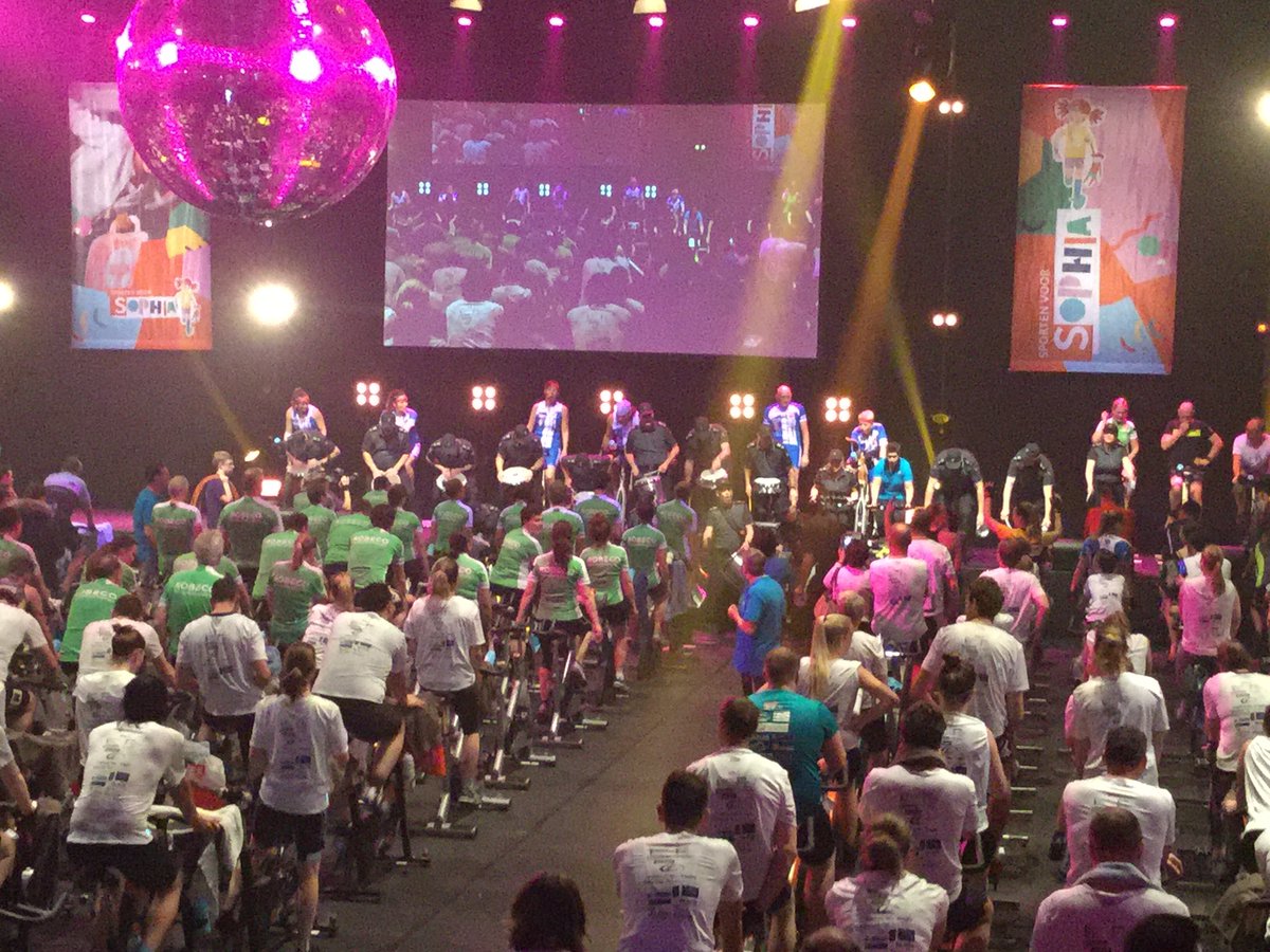 fredkoops's tweet image. 2e sessie Sambaband Douane bij sporten voor Sophia voor meer LUCHT. Geweldig optreden en trots op jullie