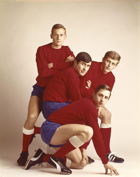 paulbuis's tweet photo. Wordt steeds meer een iconische foto... #ajax #cruijff #keizer #swart #nuninga #vooraltijdnr14 #paulhuf #legendes https://t.co/zmp62MwmnM