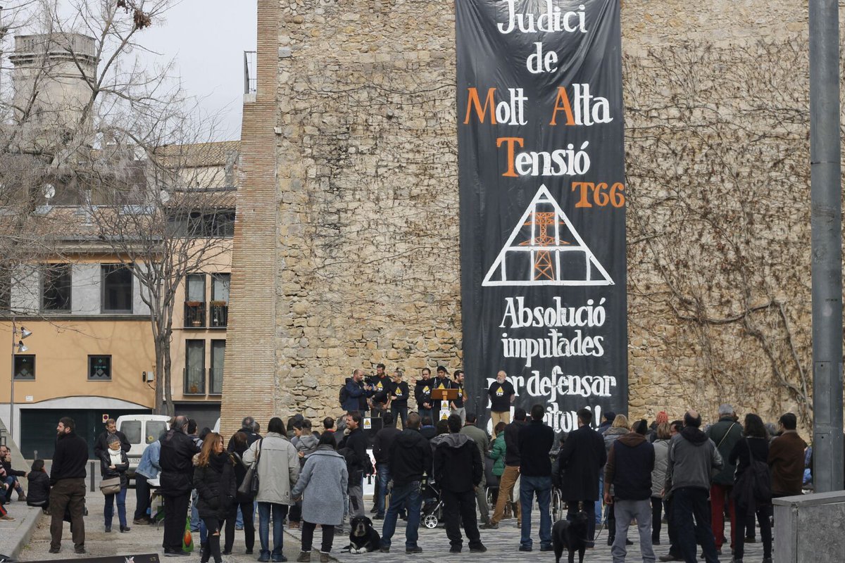 T66Judicimat's tweet photo. Imprescindible l'escalfor i la força que transmet la solidaritat, juntes ho podem tot... Absolució per les 6 companyes de @T66Judicimat! https://t.co/Oz0a9kvuMn