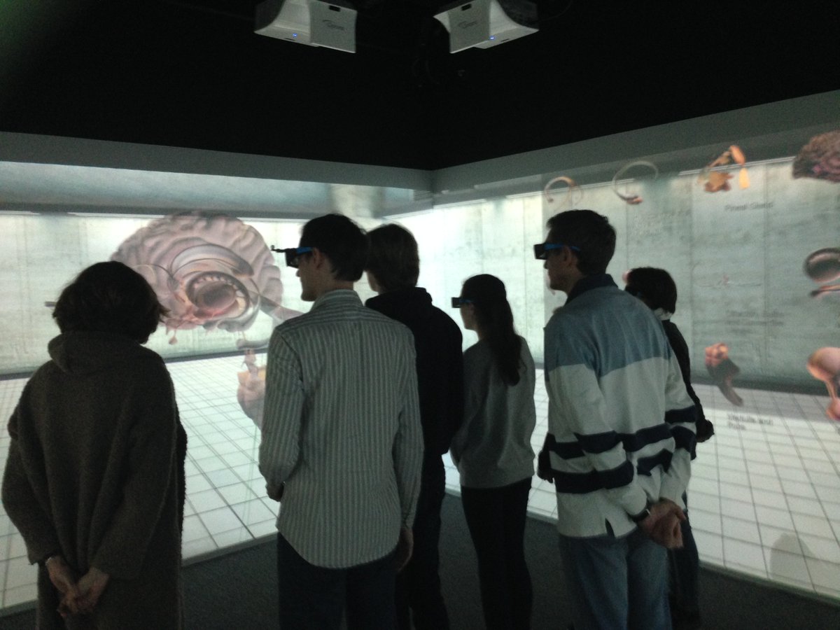 CogScienceLab's tweet image. We are giving demos in the #DAFTechnologyLab at the Open Day of @TilburgU! Make sure to visit us and experience Virtual Reality! :)