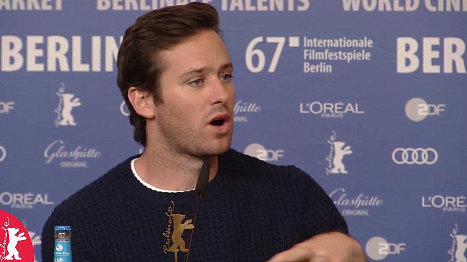 primula87_tmblr's tweet photo. ベルリン国際映画祭の会見のアミハマさん～
#Berlinale2017 #FinalPortriat #ArmieHammer
https://t.co/EMDE8GbdVI https://t.co/rfP0iRk9rr