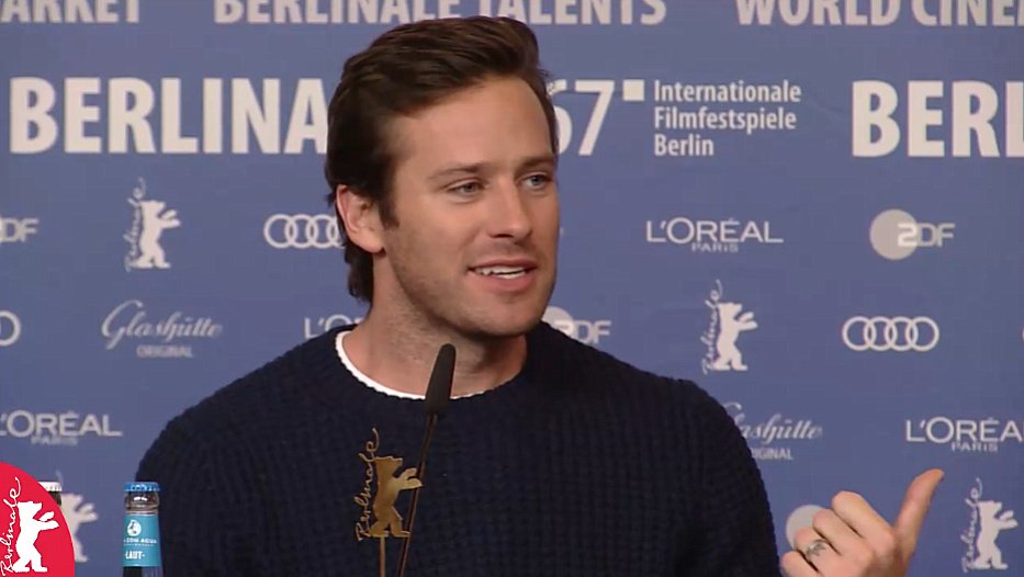 primula87_tmblr's tweet photo. ベルリン国際映画祭の会見のアミハマさん～
#Berlinale2017 #FinalPortriat #ArmieHammer
https://t.co/EMDE8GbdVI https://t.co/rfP0iRk9rr