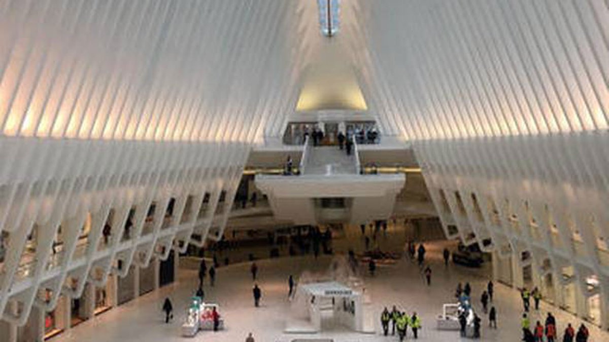 Woman falls to her death at World Trade Center Oculus bit.ly/2kxh4wg https://t.co/0cUUekLXWu