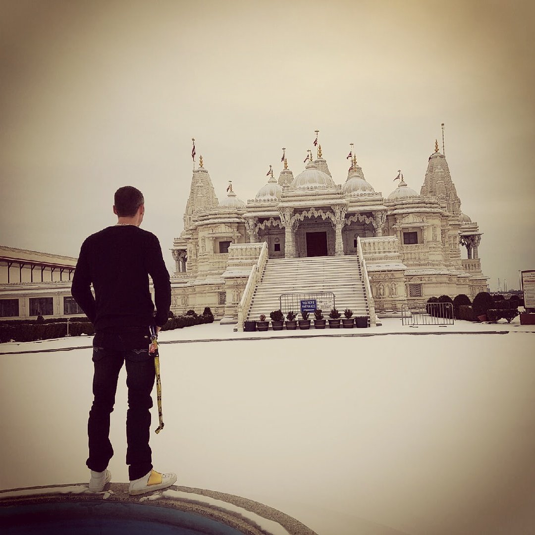 Looking up at beauty #bapsshriswaminarayanmandir #pureontario #Toronto