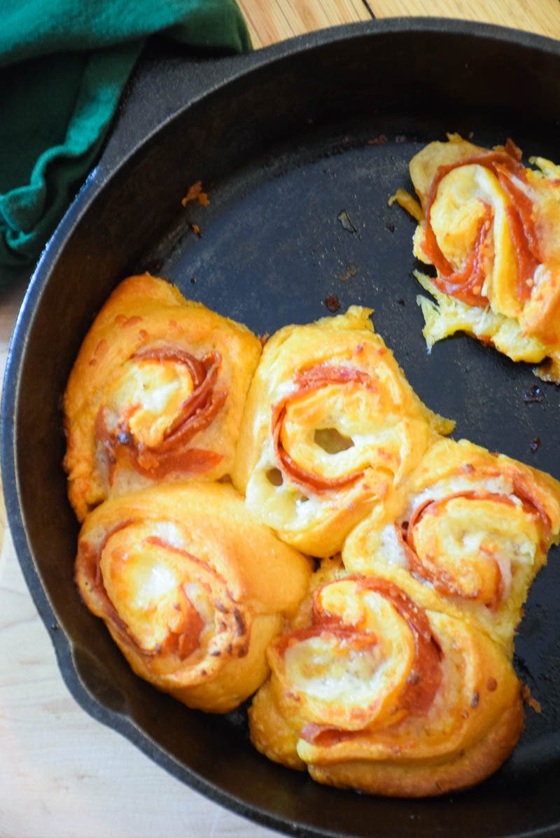 GrumpysHoneyB's tweet photo. Easy to make Cheesy Garlic Pepperoni Bites https://t.co/xUqpjJAbN4 #GameDayPartyEssentials #pepperoni #appetizers https://t.co/GvkuPydDsl