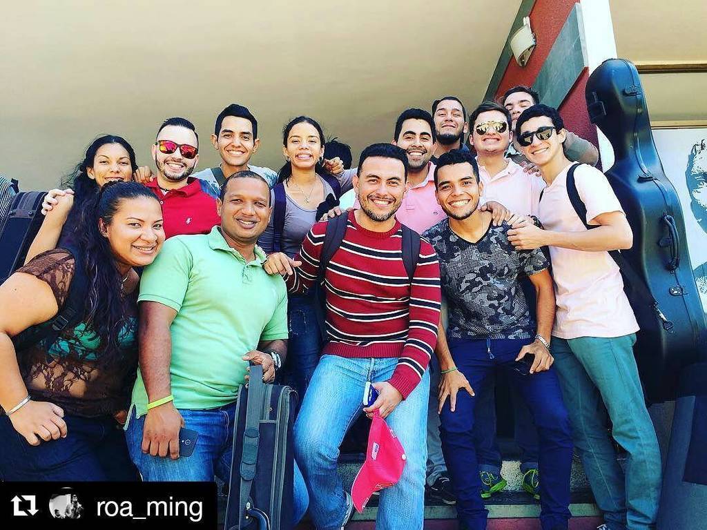 Como se les extrañaba... 🎺🎻🎵
.
#Repost <a href="/roa_ming/">ROA MING</a> with <a href="/repostapp/">Repost</a>
・・・
La generación de oro … ift.tt/2kEsUqR
