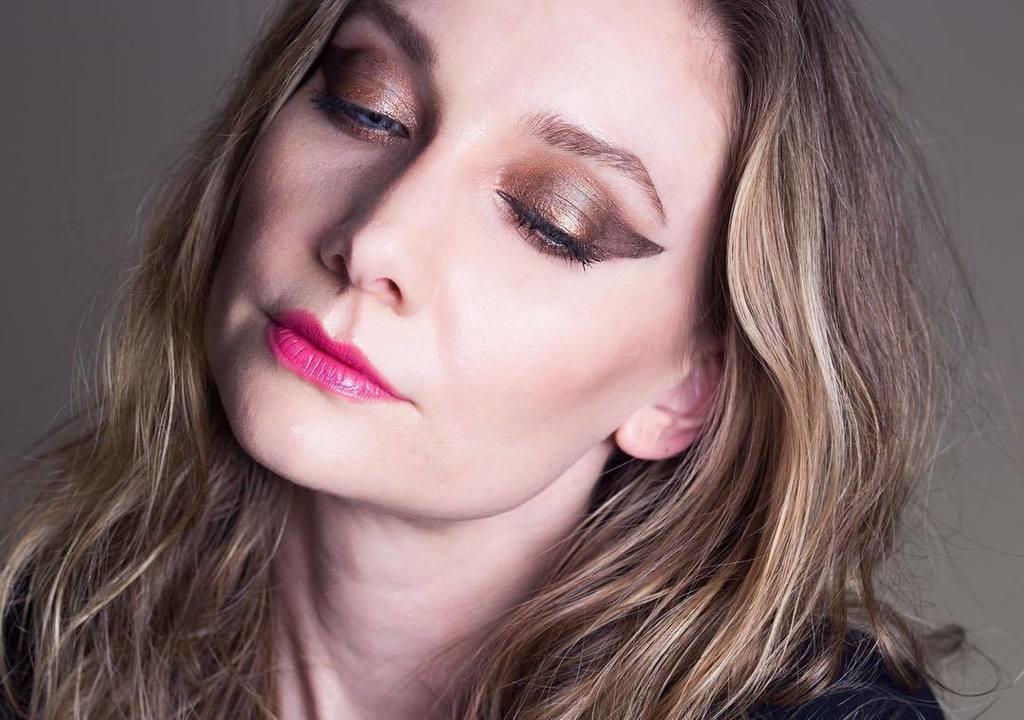 vanity_rouge's tweet photo. Wings out! ✨🦋✨ Have any fun makeup plans this weekend? Wings? Bold lips 👄? All of the abov… https://t.co/gZPJEsvkMn https://t.co/gt0WMF8oYR