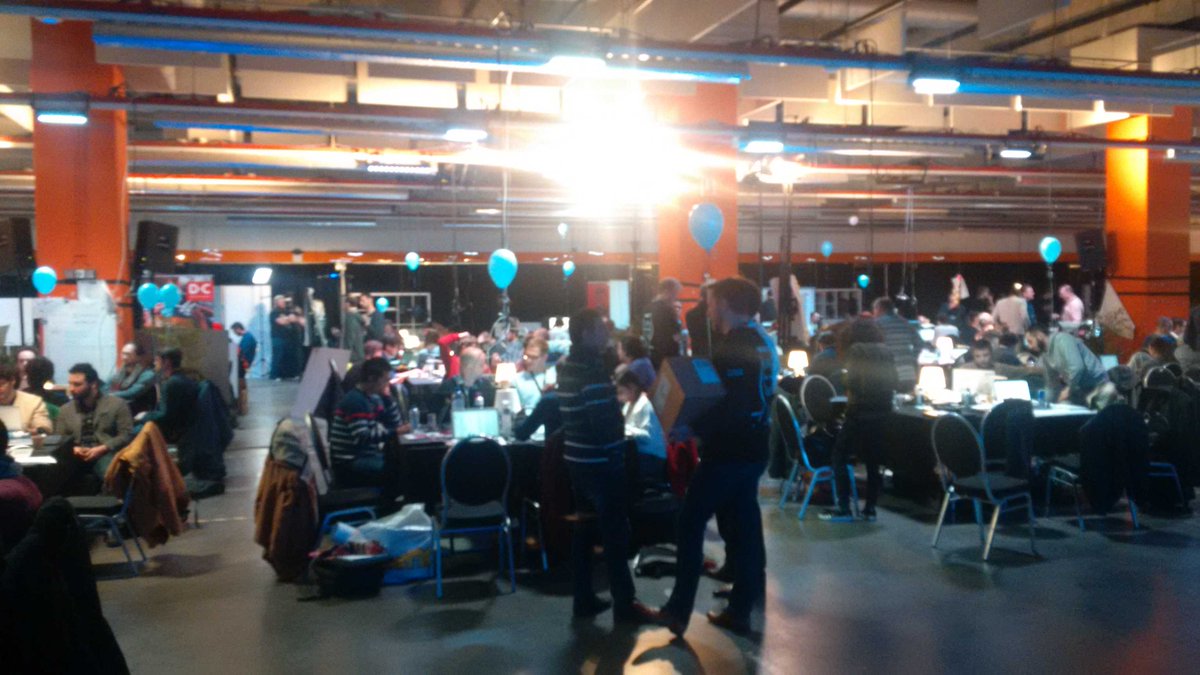LeonardFranken's tweet photo. Ballonnen worden uitgedeeld, stickers geplakt, soort jury rapporten #dbh17, #afm, #dnb https://t.co/4wkxvoK1WN