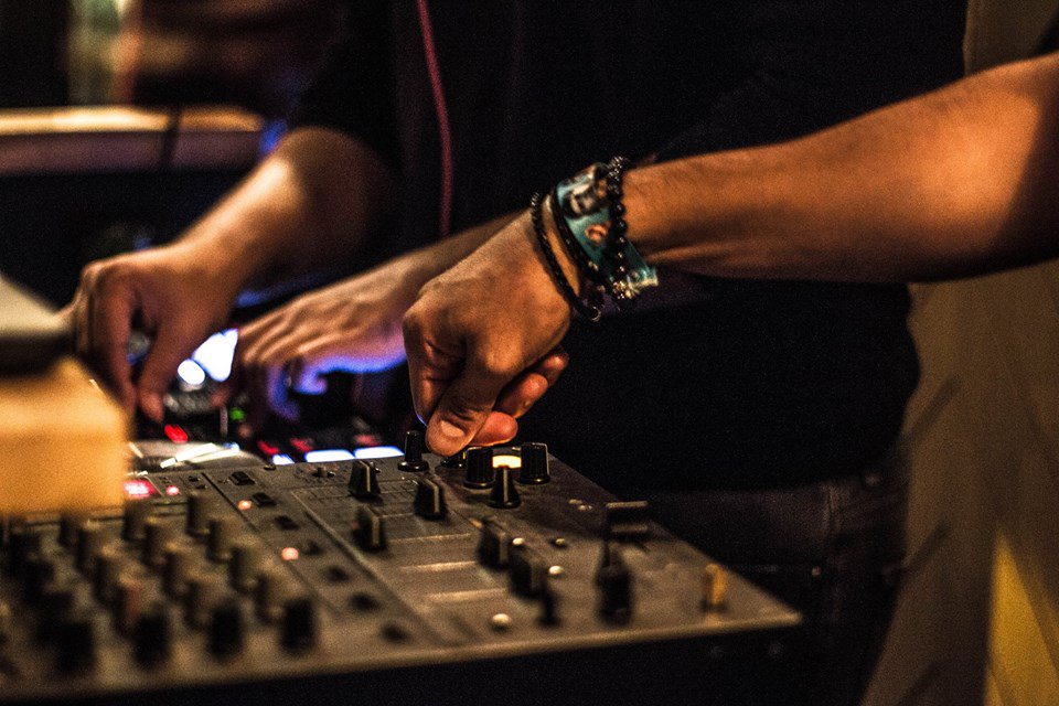 lesanzparis's tweet photo. Pour les clubbeurs, on vous réserve un Dj set plein d’énergie et de folie dès 23h30 et jusqu’à l’aube ! https://t.co/uQoJFsLBlp