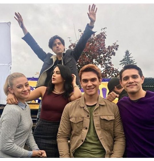a_rcfs's tweet photo. Ya des séries où on met presque toute une saison à s'accrocher et à beaucoup l'aimer mais Riverdale dès le premier épisode on a tous aimé! https://t.co/MZDc2AHnrM