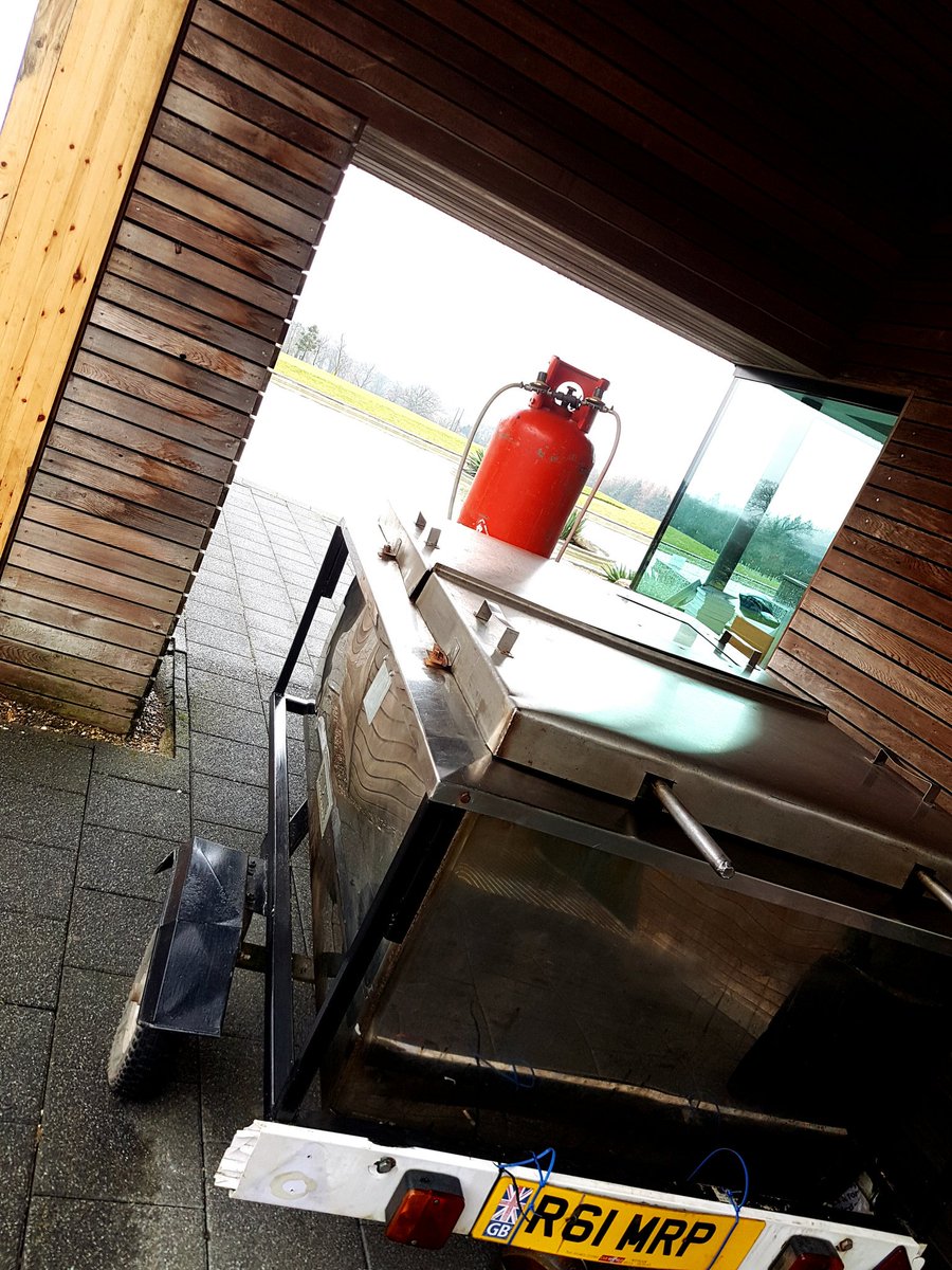#hogroast for a #wedding @KPGOLFCLUB today using a #tasty #pig #locally sourced from <a href="/ButchersLav/">Laveracks Butchers</a> . #crackling #foodie #lowandslow #roast