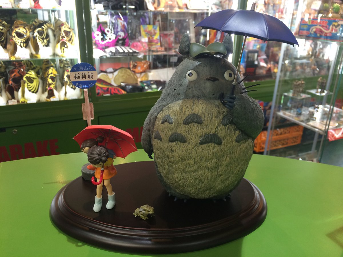 まんだらけミクロ館 どんぐり情報局 コミニカ となりのトトロ バス停トトロ 完成品ジオラマだ い 惜しくもトトロ のヒゲは折れありですが バス停の名シーンを存分に堪能出来るよ トトロの毛の質感や メイ サツキのおんぶも至高の癒しだね カエルも