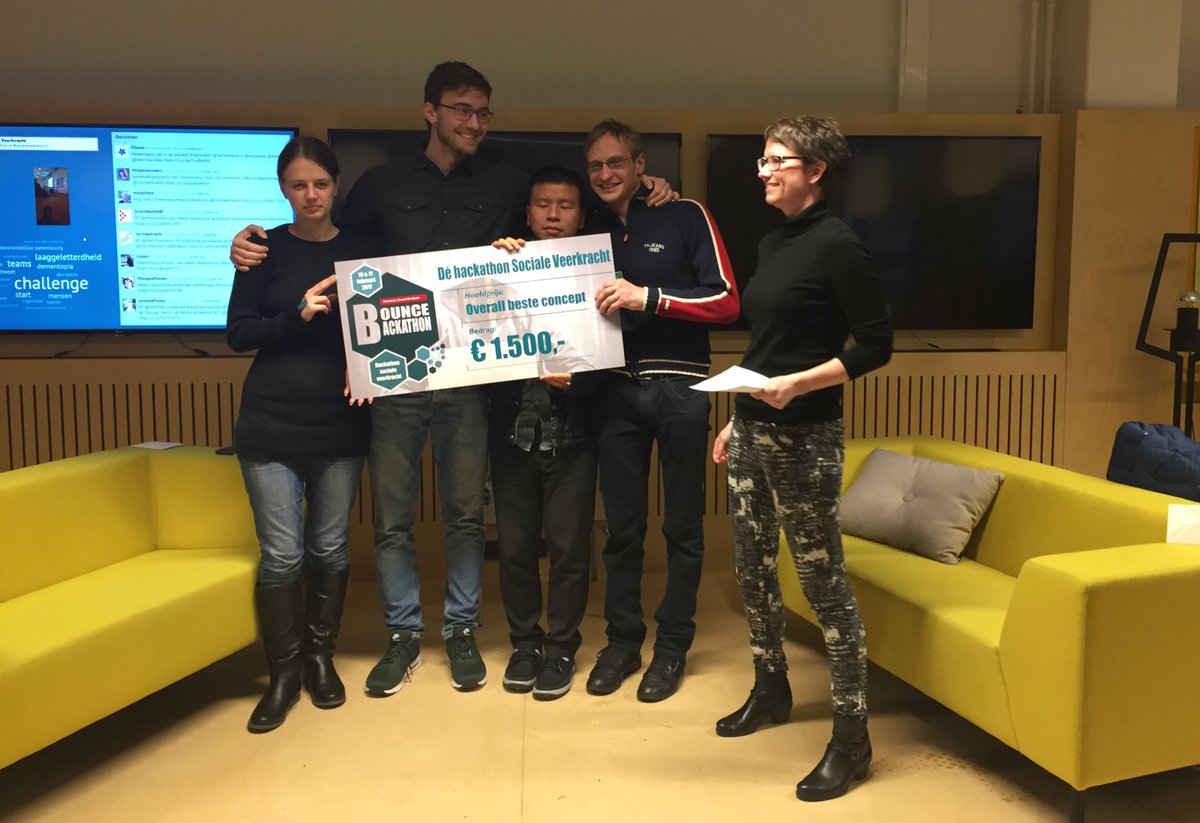MoniqueRoosen's tweet photo. De winnaar van #bouncebackathon tadaa tadaa de #speakapp https://t.co/B2P40zKjyo
