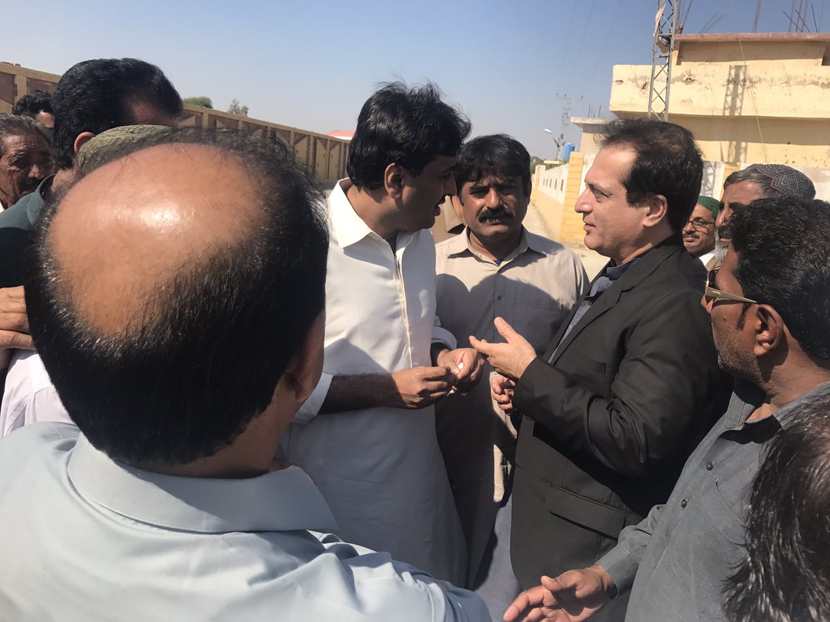JamKhanShoroPPP's tweet photo. Minister #LocalGovt Sindh Mr. @jamkhanshoro during listening the problems of party workers at #ShoroHouse Qasimabad, Hyderabad. https://t.co/Qd2ZSd7soy