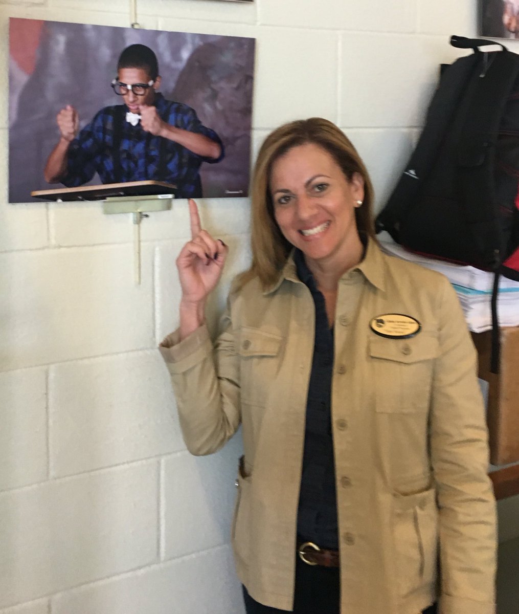 When your son is on the high school wall 🙋‍♂️. <a href="/PuertoRihcan/">𝕐𝕖𝕣𝕚𝕖𝕝🌴</a> <a href="/deland/">Matt DeLand</a> bulldogs