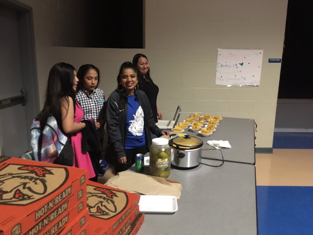 SSAISDDwightMS's tweet photo. #DMSStudentsFirst β€οΈOur students & faculty had a blast at our Valentine's Dance! Thank you faculty & staff for making it happen! https://t.co/0ozvfWZPZP