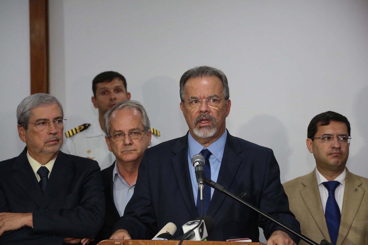 Terra's tweet photo. Ministro faz apelo a PMs: "vão para as ruas defender o povo"
https://t.co/v6veLtf2Bc https://t.co/AjMpqdFQ6i