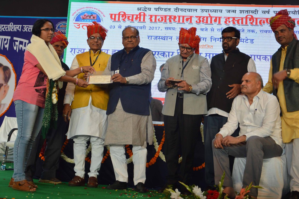 DIPRRajasthan's tweet photo. #जोधपुर में राज्य स्तरीय #हस्तशिल्प पुरस्कार वितरण समारोह आयोजित
#RAJSICO #Rajasthan
@KalicharanSaraf
https://t.co/7iX8g53bEC https://t.co/PySbd439AU