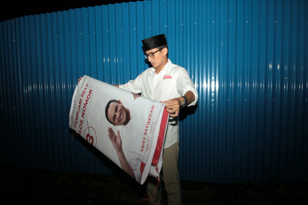 Hari ini, hari terakhir para paslon bisa berkampanye. Di malam ini saya ikut dgn tim utk merapihkan alat peraga kampanye. 
Salam Bersama!