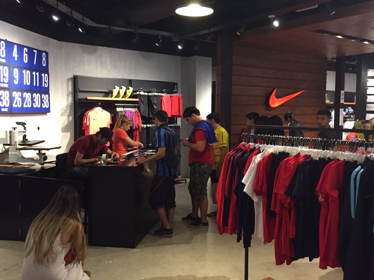 cálmese botella maravilloso SomosCERRO 🌪❤️💙 on Twitter: "Pase de onda por Nike y no deja de haber  gente comprando camisetas y colocando números. Muchagente también en las  redes uts #PresenteCERRO https://t.co/ToBCRHdBCk" / Twitter