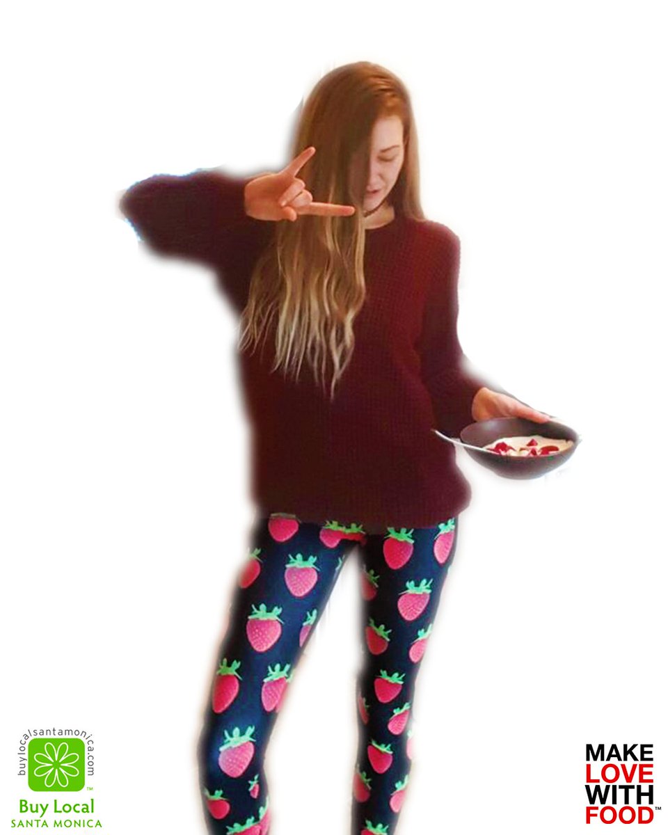 MakeLoveFood's tweet photo. Do you look good in Gaviota #strawberry? #leggings @BUYLOCALSM  #SantaMonica #buylocal #mostloved #farmersmarket #foodie #food #nomnom https://t.co/zjhdiZnB9A