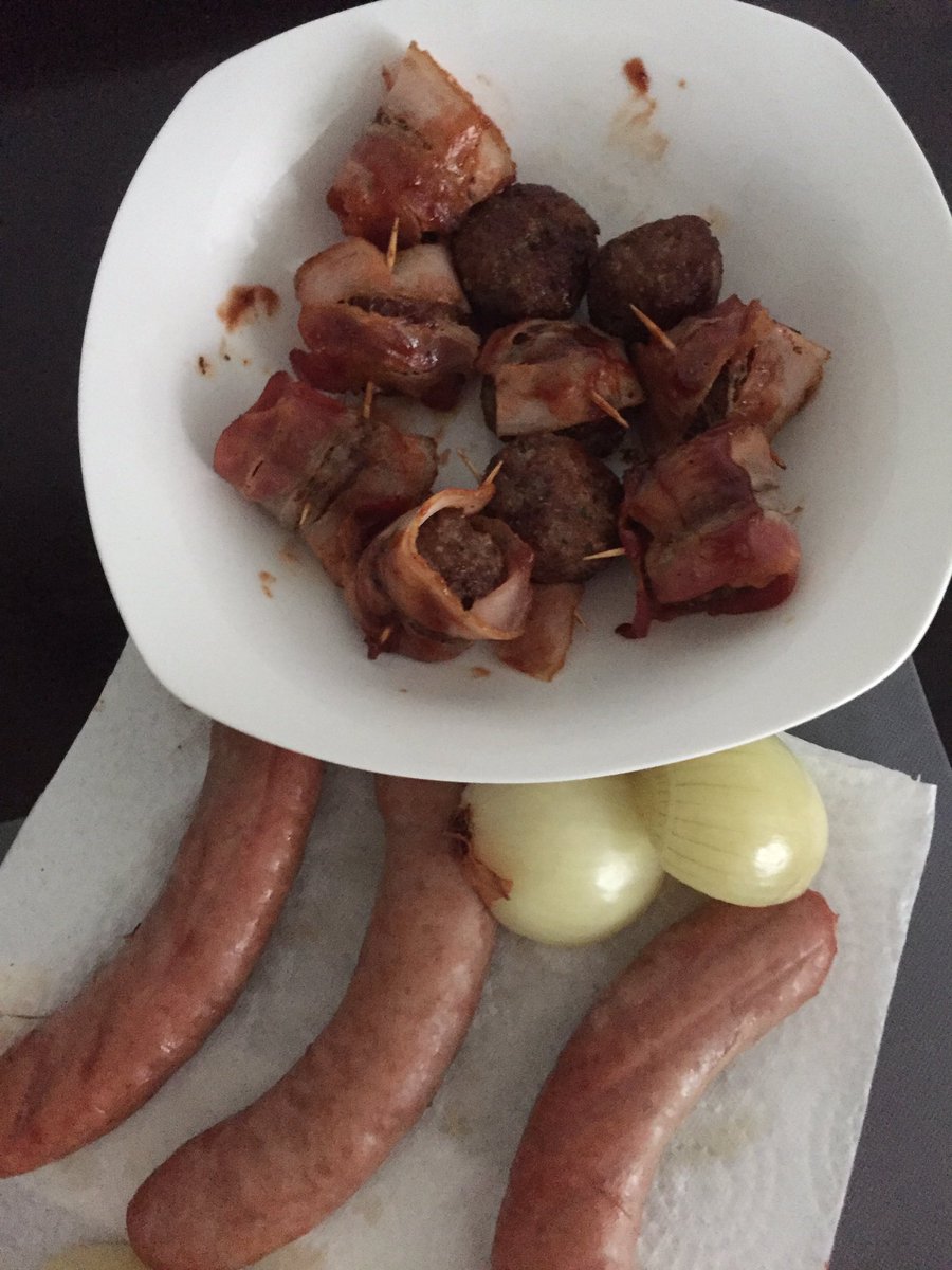 ChefsBBQTable's tweet photo. #moinkballs #gerookteuien #rookworst #zelfmaken #bbq #weber #smokeymountain #winterbbq #food https://t.co/g1suD8MSel