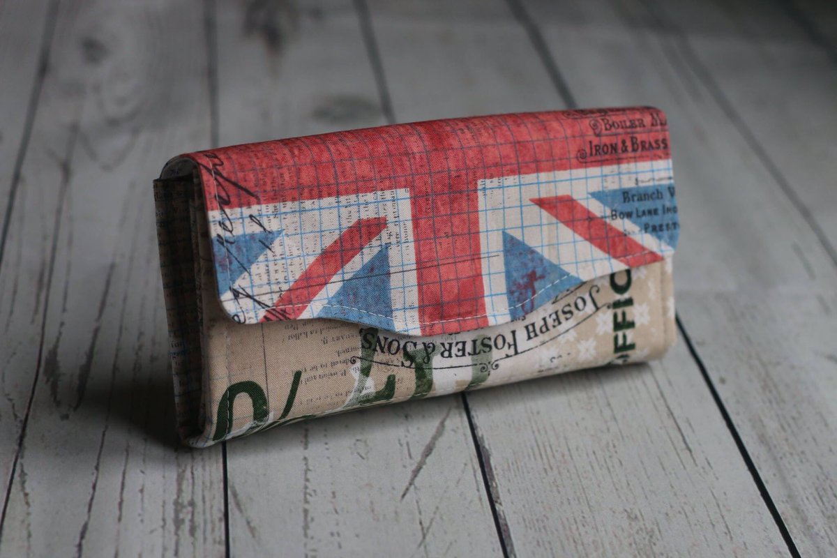 tlbfs's tweet photo. This little beauty has been added to the Etsy shop 🇬🇧 #NecessaryClutchWallet pattern from #emmalineBags #TimHoltz fabric on our website 👆 https://t.co/htRgVfFG5F