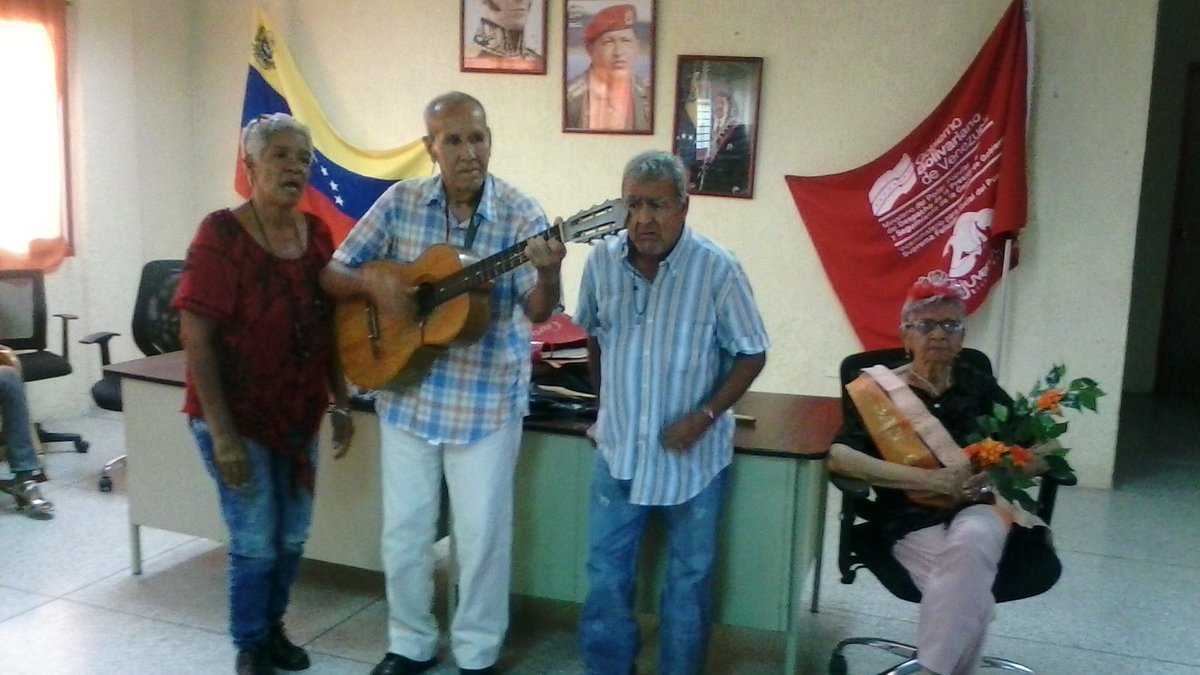 INASS_Aragua's tweet photo. En sábado de familia es familia adultos mayores del municipio san casimiro visitan la sede del inass con su reina https://t.co/ypg5YNYhQB