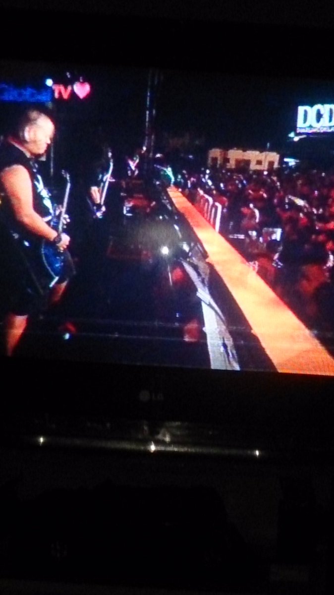 yoesrock's tweet photo. #DCDCMUSIKKITAxBURGERKILL saat nya jingkrak2 dpn tv BURGERKILL\M/ https://t.co/dUSDqylZUu