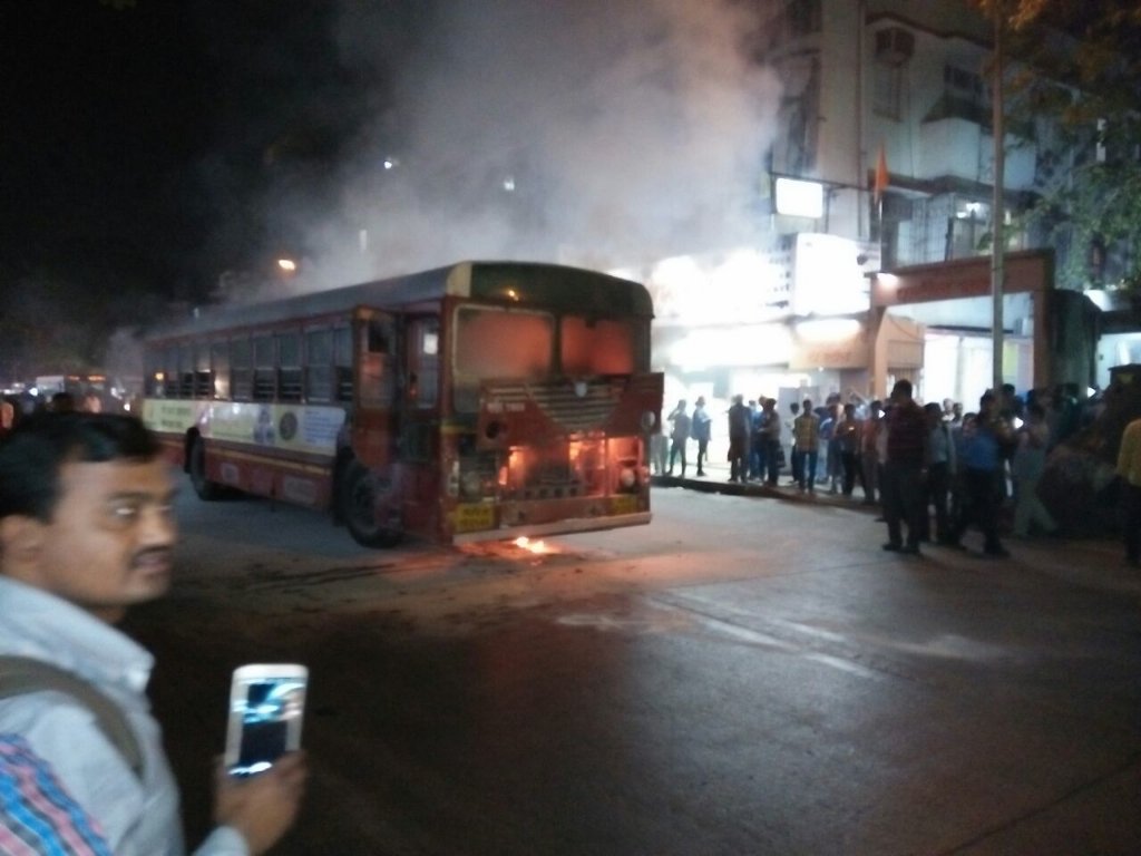 Pravinshetra's tweet photo. @RidlrMUM  Best bus catches fire at Mulund stn N.S.Rd #mumbai @mumbaitraffic @LocalPressCo https://t.co/uL0yUE9eci