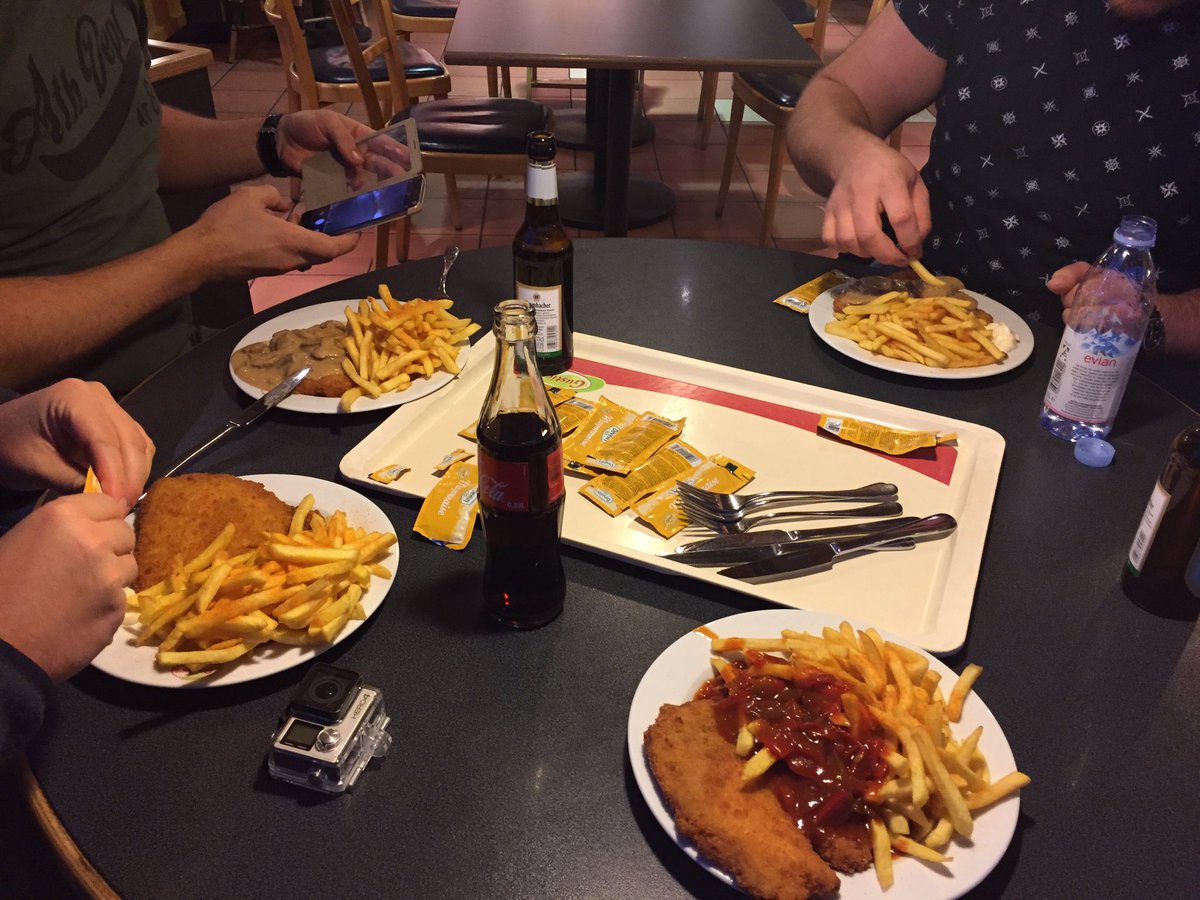 Zo Duitsland bereikt eerst schnitzel eten. #carbagerun #teamhollies